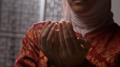 Studioporträt-Einer-Muslimischen-Frau-Mit-Hijab,-Die-In-Einer-Moschee-Oder-Zu-Hause-Betet-1